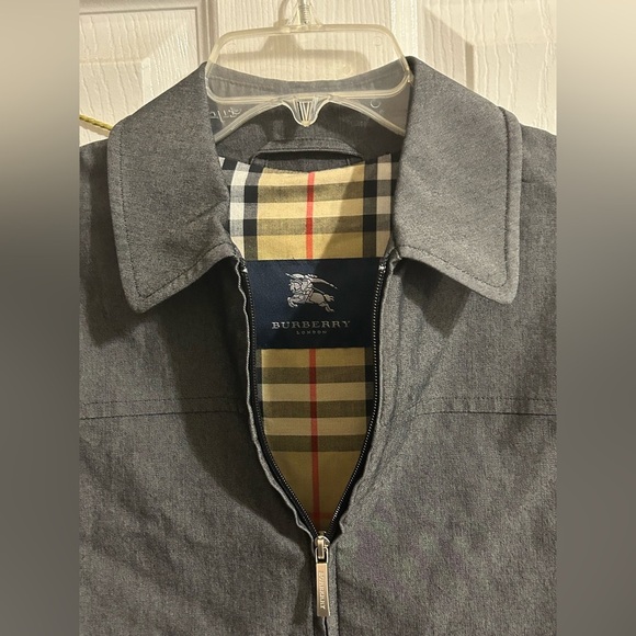 Burberry London Women’s Collared Grey Zip Up Jacket with Plaid Lining - S - Picture 4 of 10